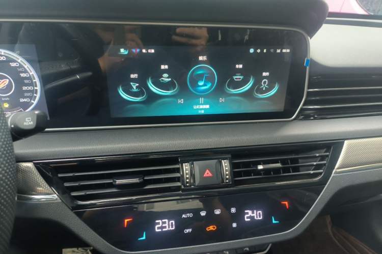Used Hongqi HS5 2022 Facelifted Version 2.0T Smart Connect Flagship All-Wheel-Drive Edition Audio And AC Panel