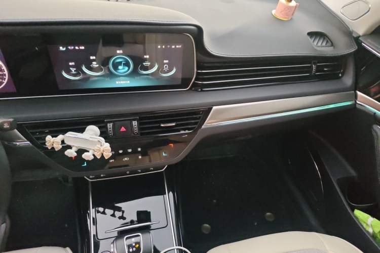 Used Hongqi HS5 2022 Facelifted Version 2.0T Smart Connect Flagship All-Wheel-Drive Edition Audio And AC Panel