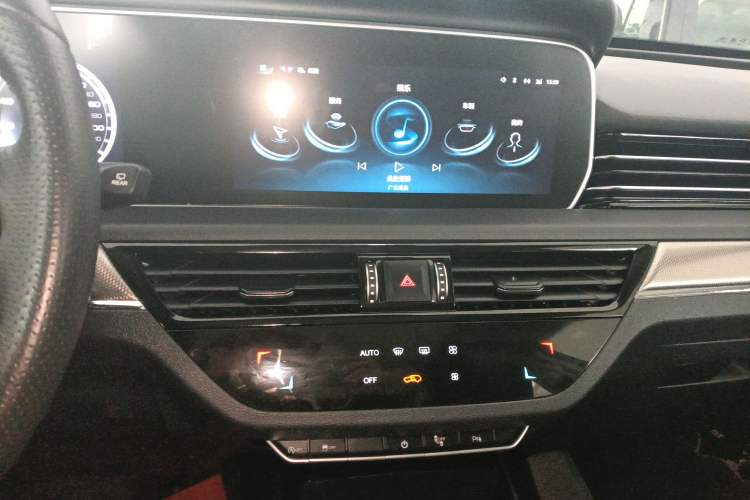 Used Hongqi HS5 2022 Revised Version 2.0T Smart Connect Flagship Edition Audio And AC Panel