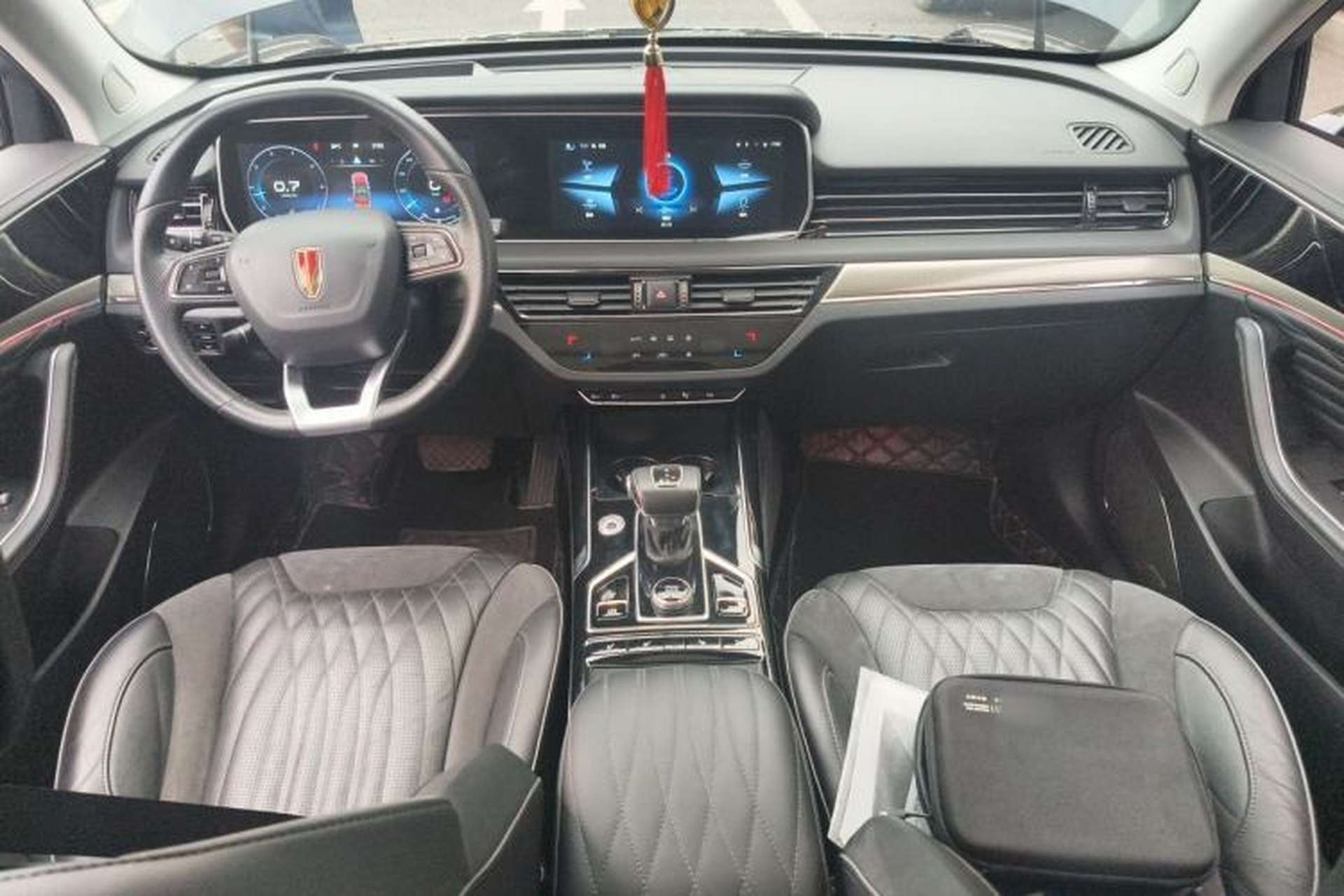 Used Hongqi HS5 2022 2.0T Smart Connect Flagship All-Wheel-Drive Version Center Console