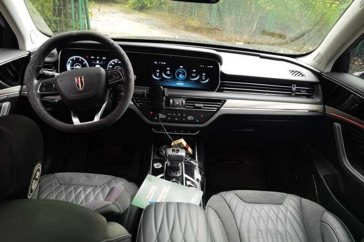 Used Hongqi HS5 2022 Facelifted Version 2.0T Smart Connect Flagship All-Wheel-Drive Edition Center Console
