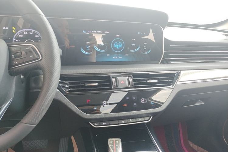 Used Hongqi HS5 2022 Revised Version 2.0T Smart Connect Flagship Edition Center Console