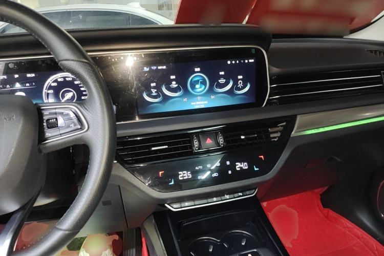 Used Hongqi HS5 2022 Revised Version 2.0T Smart Connect Flagship Edition Center Console