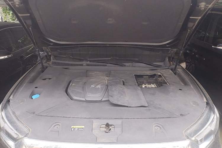 Used Hongqi HS5 2022 Facelifted Version 2.0T Smart Connect Flagship All-Wheel-Drive Edition Engine Bay