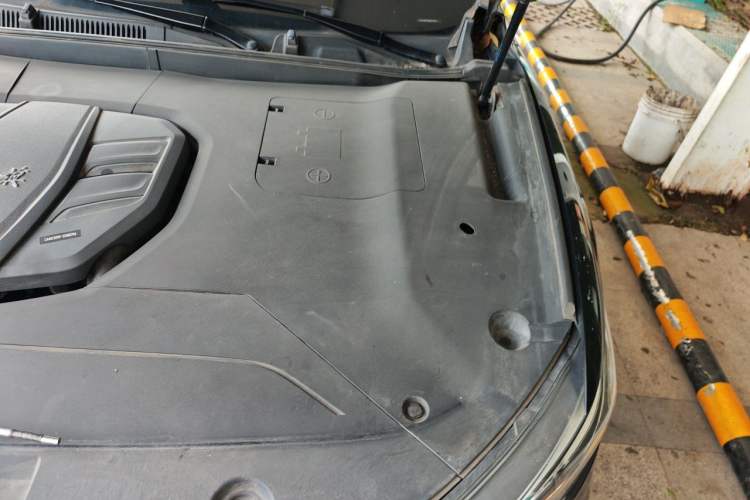 Used Hongqi HS5 2022 2.0T Smart Connect Flagship Edition Engine Bay Left