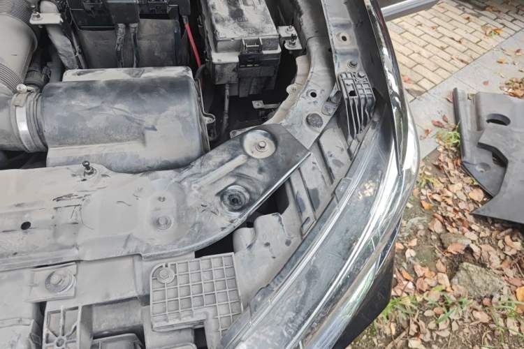 Used Hongqi HS5 2022 Facelifted Version 2.0T Smart Connect Flagship All-Wheel-Drive Edition Engine Bay Left