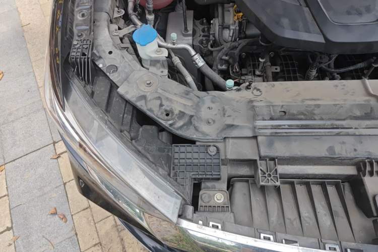 Used Hongqi HS5 2022 Facelifted Version 2.0T Smart Connect Flagship All-Wheel-Drive Edition Engine Bay Right