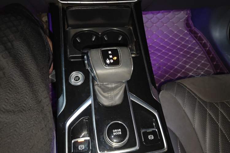 Used Hongqi HS5 2022 Facelifted Version 2.0T Smart Connect Flagship All-Wheel-Drive Edition Gear Lever