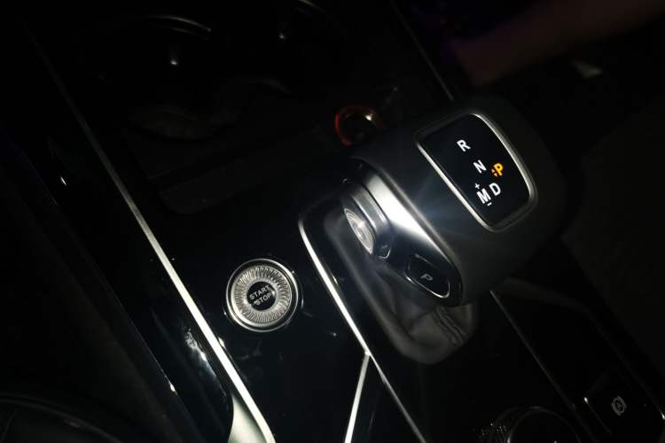 Used Hongqi HS5 2022 Facelifted Version 2.0T Smart Connect Flagship All-Wheel-Drive Edition Gear Lever