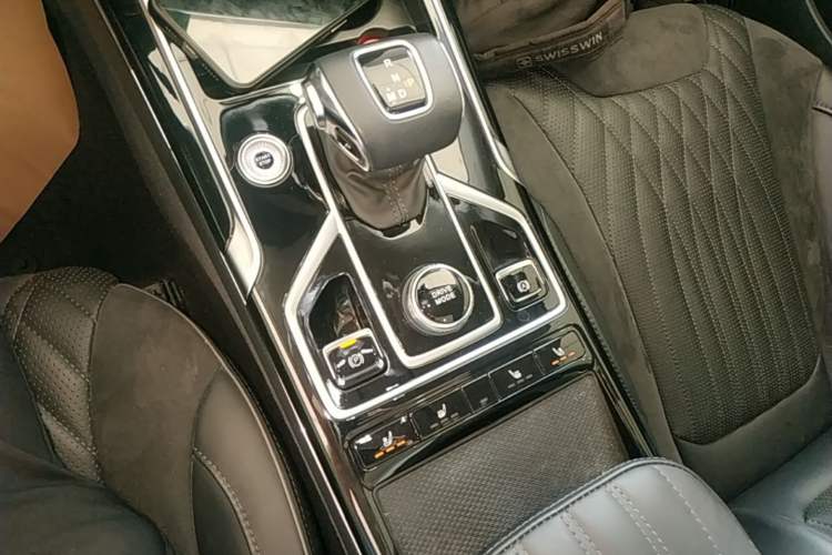 Used Hongqi HS5 2022 Facelifted Version 2.0T Smart Connect Flagship All-Wheel-Drive Edition Gear Lever