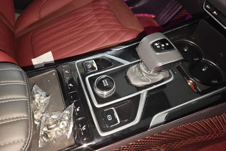 Used Hongqi HS5 2022 Facelifted Version 2.0T Smart Connect Flagship All-Wheel-Drive Edition Gear Lever