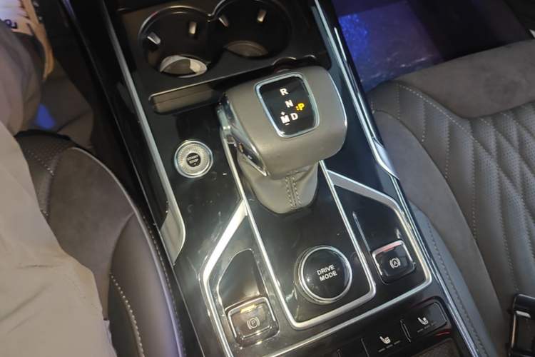 Used Hongqi HS5 2022 Revised Version 2.0T Smart Connect Flagship Edition Gear Lever
