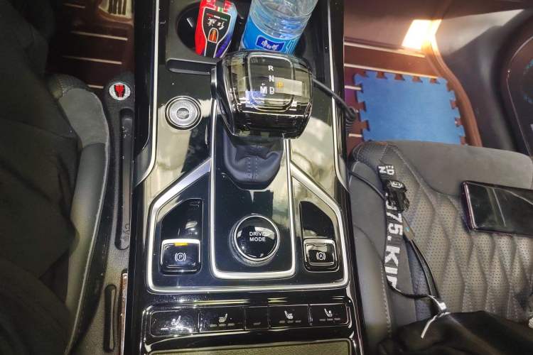 Used Hongqi HS5 2022 Facelifted Version 2.0T Smart Connect Flagship All-Wheel-Drive Edition Gear Lever