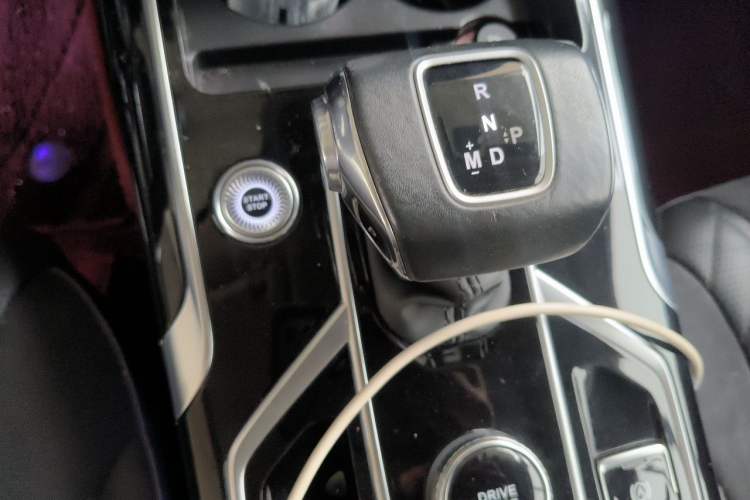 Used Hongqi HS5 2022 Facelifted Version 2.0T Smart Connect Flagship All-Wheel-Drive Edition Gear Lever