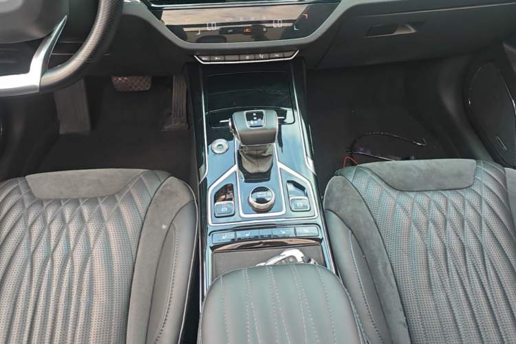 Used Hongqi HS5 2022 Facelifted Version 2.0T Smart Connect Flagship All-Wheel-Drive Edition Gear Lever