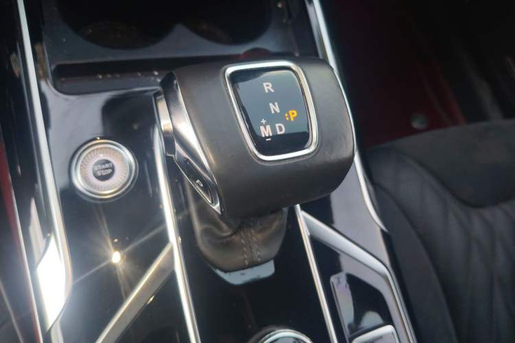 Used Hongqi HS5 2022 Facelifted Version 2.0T Smart Connect Flagship All-Wheel-Drive Edition Gear Lever