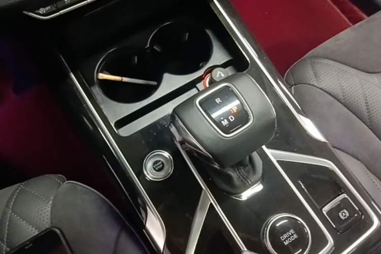 Used Hongqi HS5 2022 Facelifted Version 2.0T Smart Connect Flagship All-Wheel-Drive Edition Gear Lever