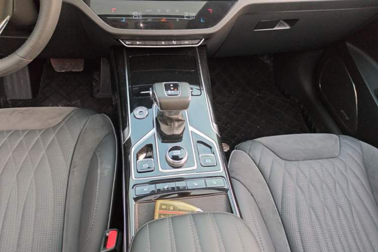 Used Hongqi HS5 2022 Revised Version 2.0T Smart Connect Flagship Edition Gear Lever