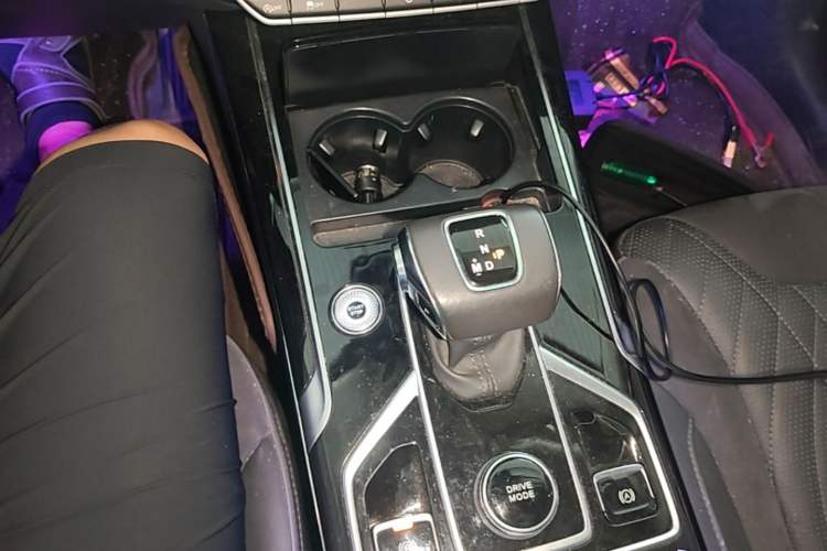 Used Hongqi HS5 2022 Facelifted Version 2.0T Smart Connect Flagship All-Wheel-Drive Edition Gear Lever