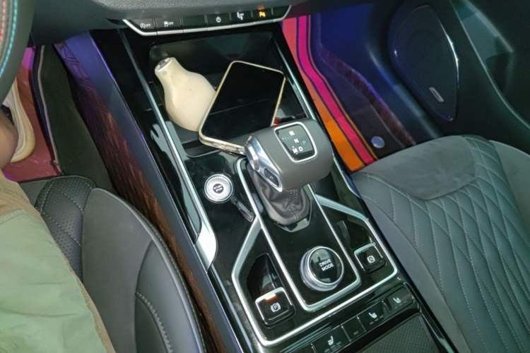 Used Hongqi HS5 2022 Facelifted Version 2.0T Smart Connect Flagship All-Wheel-Drive Edition Gear Lever