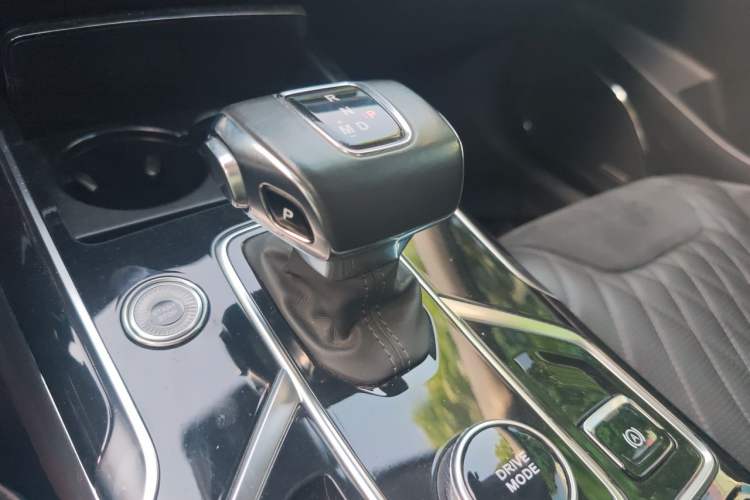 Used Hongqi HS5 2022 Facelifted Version 2.0T Smart Connect Flagship All-Wheel-Drive Edition Gear Lever