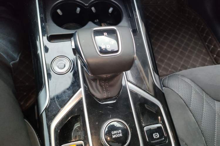 Used Hongqi HS5 2022 Facelifted Version 2.0T Smart Connect Flagship All-Wheel-Drive Edition Gear Lever