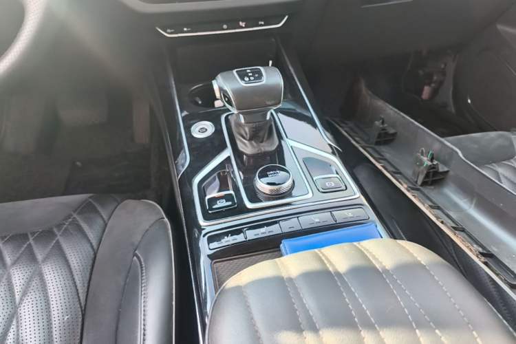 Used Hongqi HS5 2022 Facelifted Version 2.0T Smart Connect Flagship All-Wheel-Drive Edition Gear Lever