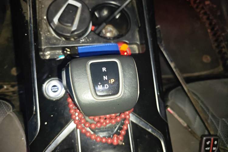 Used Hongqi HS5 2022 Facelifted Version 2.0T Smart Connect Flagship All-Wheel-Drive Edition Gear Lever