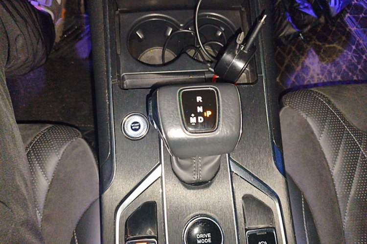 Used Hongqi HS5 2022 Facelifted Version 2.0T Smart Connect Flagship All-Wheel-Drive Edition Gear Lever