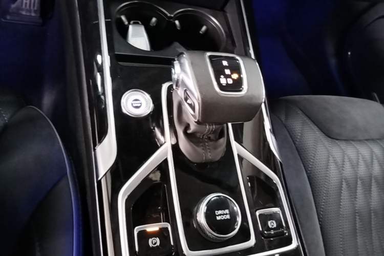 Used Hongqi HS5 2022 Facelifted Version 2.0T Smart Connect Flagship All-Wheel-Drive Edition Gear Lever