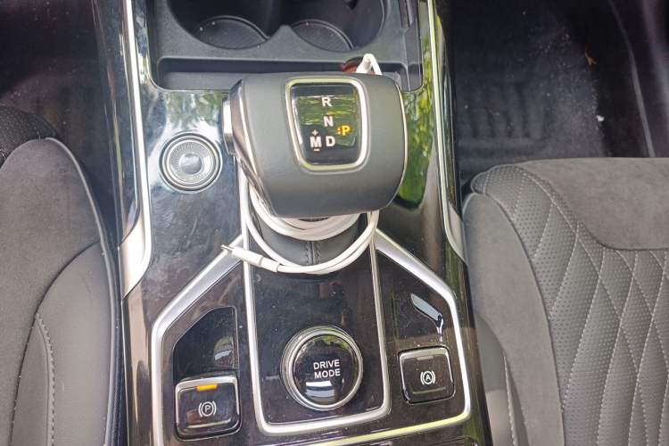 Used Hongqi HS5 2022 Facelifted Version 2.0T Smart Connect Flagship All-Wheel-Drive Edition Gear Lever
