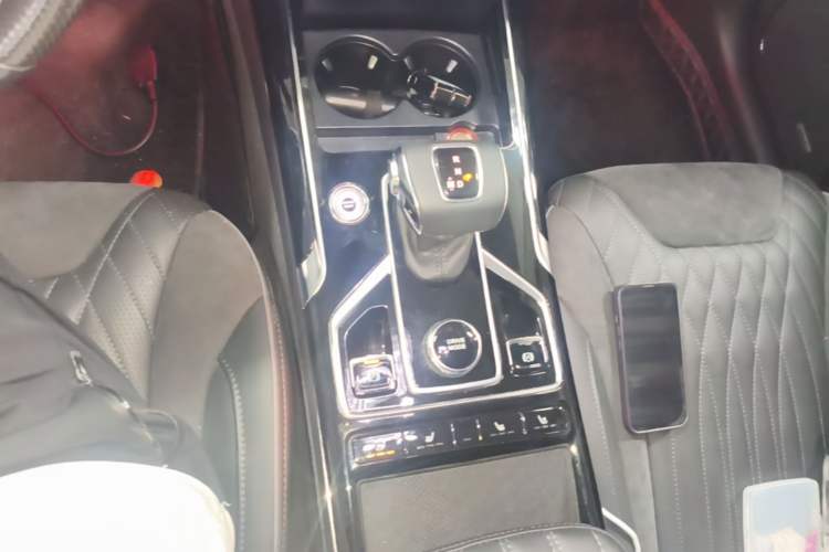 Used Hongqi HS5 2022 Revised Version 2.0T Smart Connect Flagship Edition Gear Lever