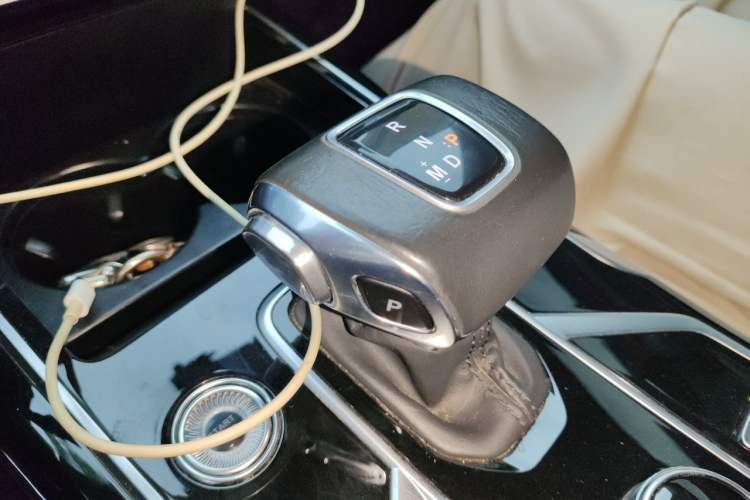 Used Hongqi HS5 2022 Revised Version 2.0T Smart Connect Flagship Edition Gear Lever