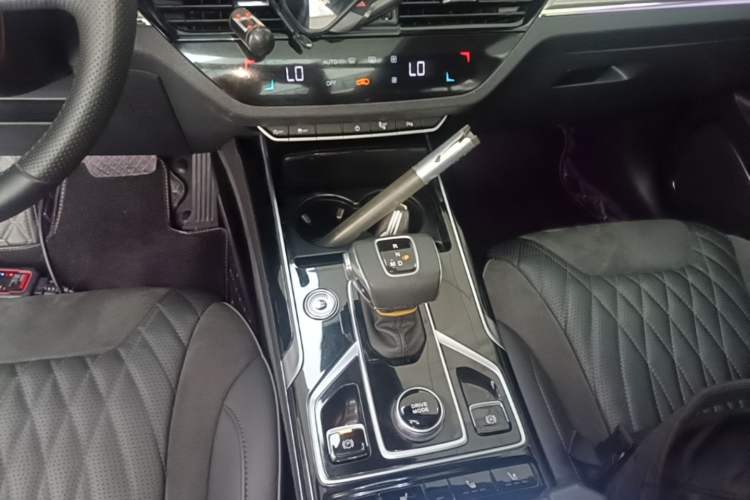 Used Hongqi HS5 2022 Revised Version 2.0T Smart Connect Flagship Edition Gear Lever