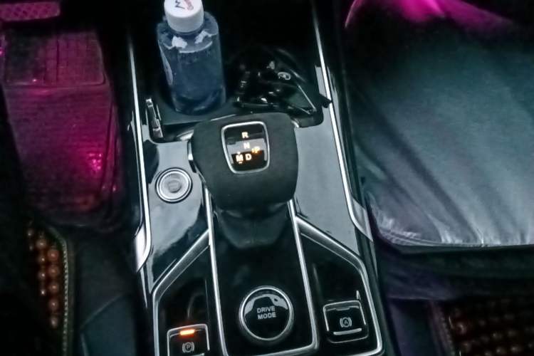 Used Hongqi HS5 2022 Facelifted Version 2.0T Smart Connect Flagship All-Wheel-Drive Edition Gear Lever