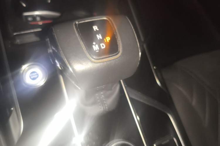 Used Hongqi HS5 2022 Facelifted Version 2.0T Smart Connect Flagship All-Wheel-Drive Edition Gear Lever