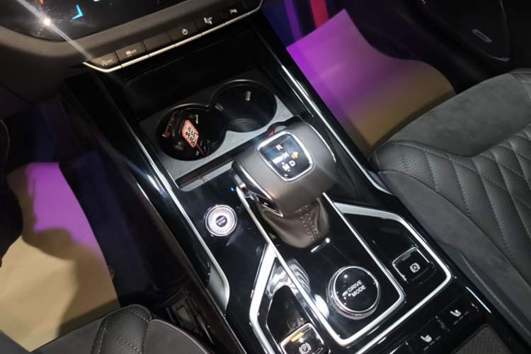 Used Hongqi HS5 2022 Facelifted Version 2.0T Smart Connect Flagship All-Wheel-Drive Edition Gear Lever