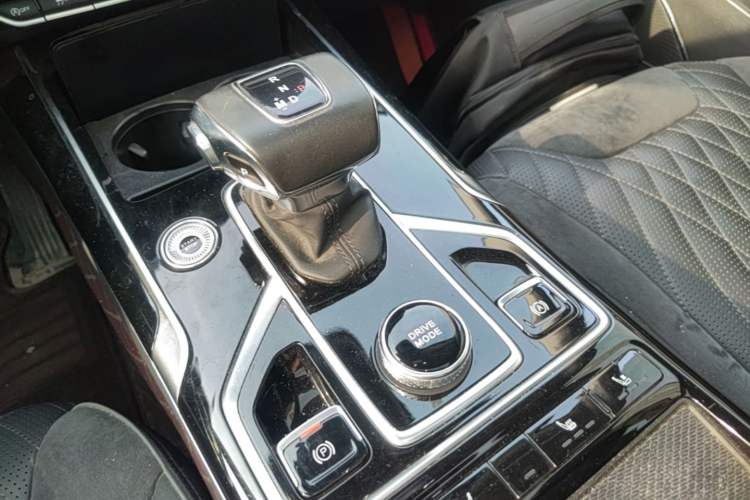 Used Hongqi HS5 2022 Facelifted Version 2.0T Smart Connect Flagship All-Wheel-Drive Edition Gear Lever