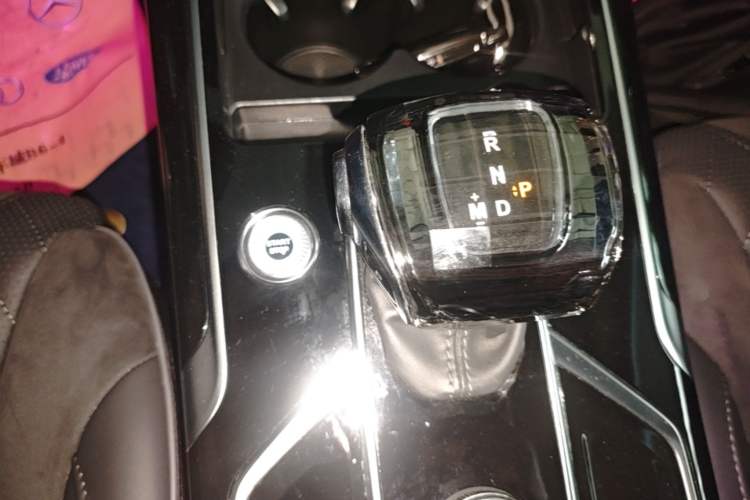 Used Hongqi HS5 2022 Facelifted Version 2.0T Smart Connect Flagship All-Wheel-Drive Edition Gear Lever