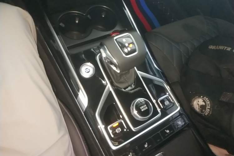 Used Hongqi HS5 2022 Revised Version 2.0T Smart Connect Flagship Edition Gear Lever