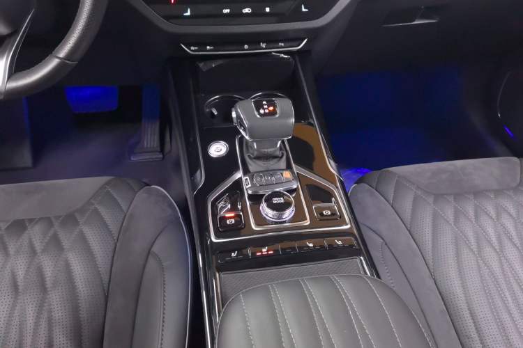 Used Hongqi HS5 2022 Facelifted Version 2.0T Smart Connect Flagship All-Wheel-Drive Edition Gear Lever