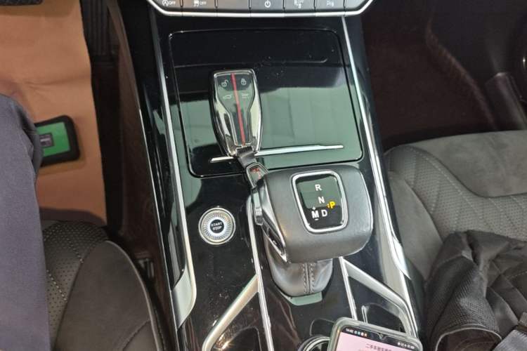 Used Hongqi HS5 2022 Facelifted Version 2.0T Smart Connect Flagship All-Wheel-Drive Edition Gear Lever
