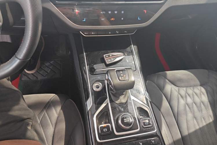 Used Hongqi HS5 2022 Facelifted Version 2.0T Smart Connect Flagship All-Wheel-Drive Edition Gear Lever