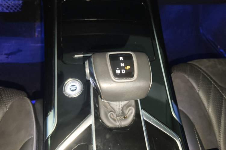 Used Hongqi HS5 2022 Revised Version 2.0T Smart Connect Flagship Edition Gear Lever