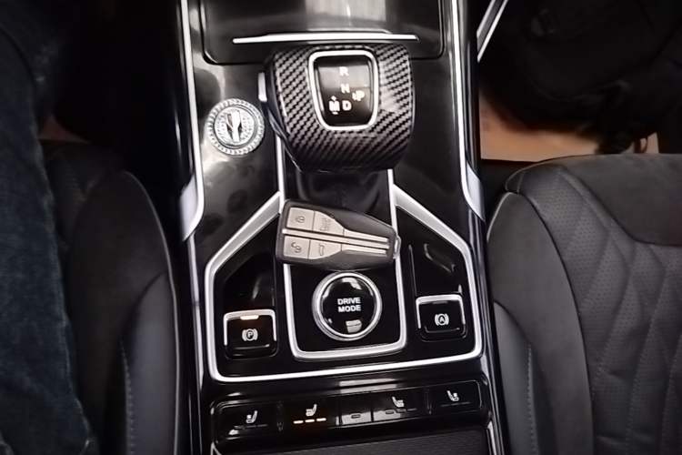 Used Hongqi HS5 2022 Revised Version 2.0T Smart Connect Flagship Edition Gear Lever