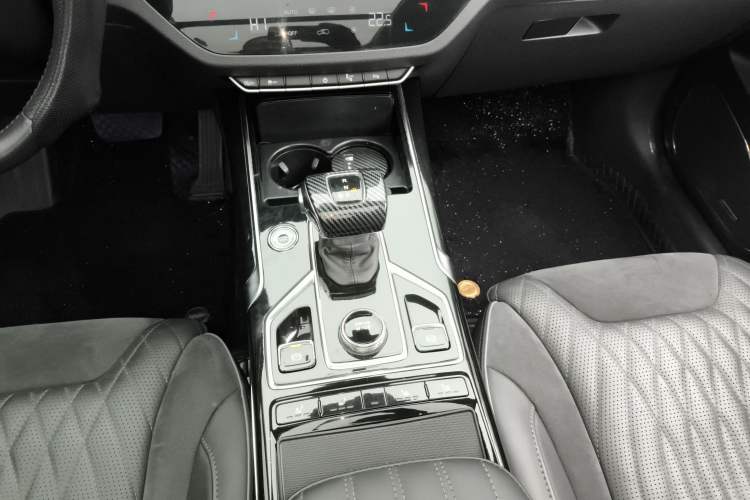 Used Hongqi HS5 2022 Facelifted Version 2.0T Smart Connect Flagship All-Wheel-Drive Edition Gear Lever