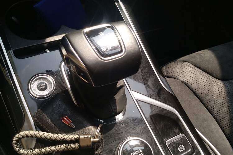Used Hongqi HS5 2022 Facelifted Version 2.0T Smart Connect Flagship All-Wheel-Drive Edition Gear Lever