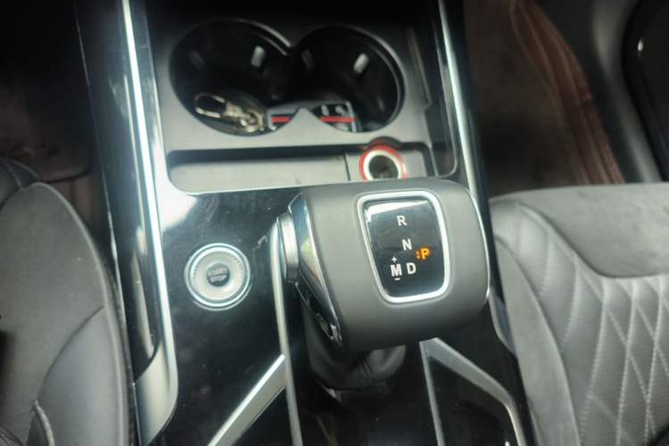 Used Hongqi HS5 2022 Facelifted Version 2.0T Smart Connect Flagship All-Wheel-Drive Edition Gear Lever