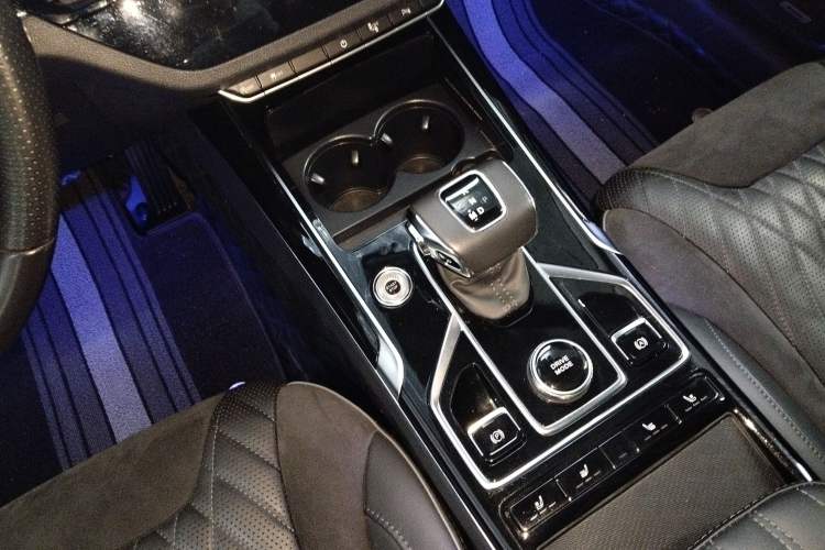 Used Hongqi HS5 2022 Facelifted Version 2.0T Smart Connect Flagship All-Wheel-Drive Edition Gear Lever