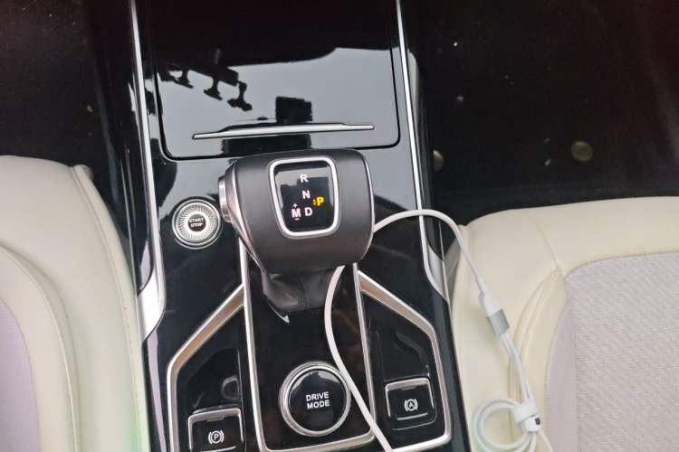 Used Hongqi HS5 2022 Facelifted Version 2.0T Smart Connect Flagship All-Wheel-Drive Edition Gear Lever